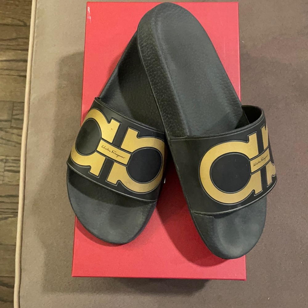 Ferragamo women’s black slides sz 8 M